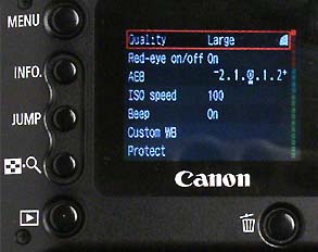 ЖК экран и сгруппированные вокруг него кнопки
